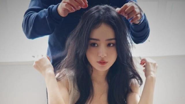 赵丽颖|35岁赵丽颖近照曝光，卷发配白裙清纯甜美，手臂肌肉意外抢镜