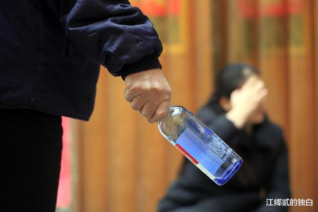 西安一公司主管暴打妻子后续,婆婆视若无睹,警方回应双方因琐事而起