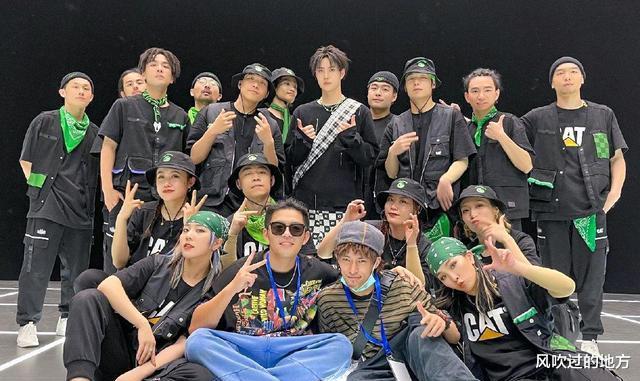 王一博|王一博的粉丝无处不在，众多合影中，一个举动让人羡慕不已