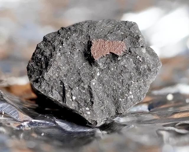 专家误判是“火山口”,男子花低价将其买下,结果家族成亿万富豪