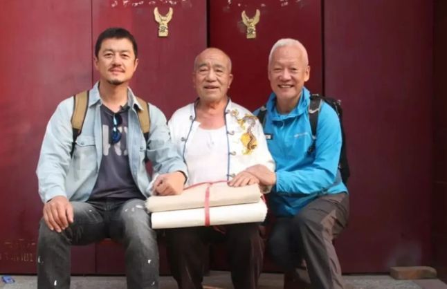 李亚鹏|51岁李亚鹏与好友聚会,与许巍同桌插不上话,单手托腮全程陪笑