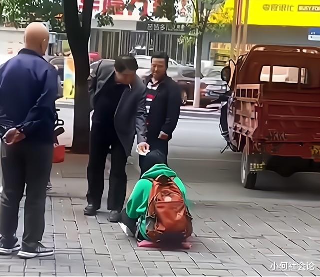 女孩街头乞讨6元早餐费,半小时收300仍不走,附近商户看不下去了