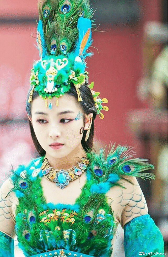 阿Sa|同样头插羽毛，蔡卓妍灵动、周迅美成经典，杨幂“晴雯”太辣眼