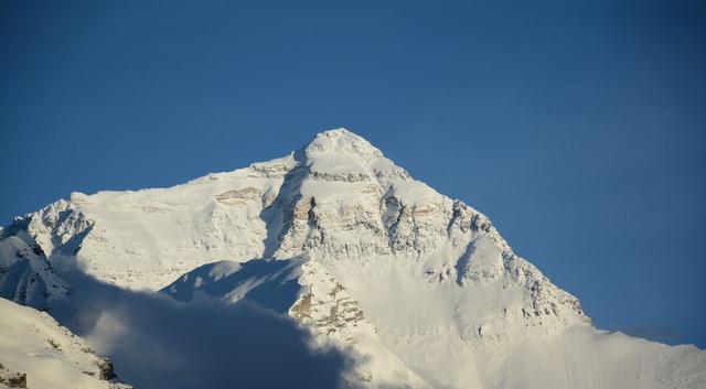 僧人|珠峰上的睡美人,为何20多年无人敢动?直升机不能运她下山吗?