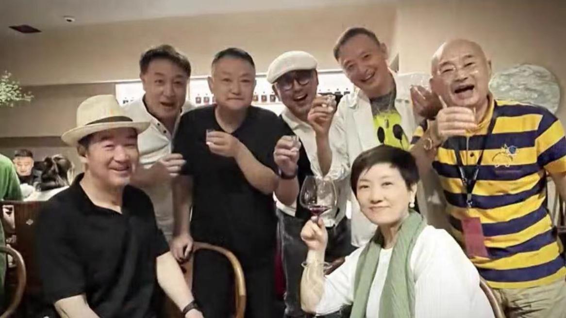 张国立|张国立夫妇现身大牌聚会，吃日料喝到脸通红，邓婕精致穿万元拖鞋