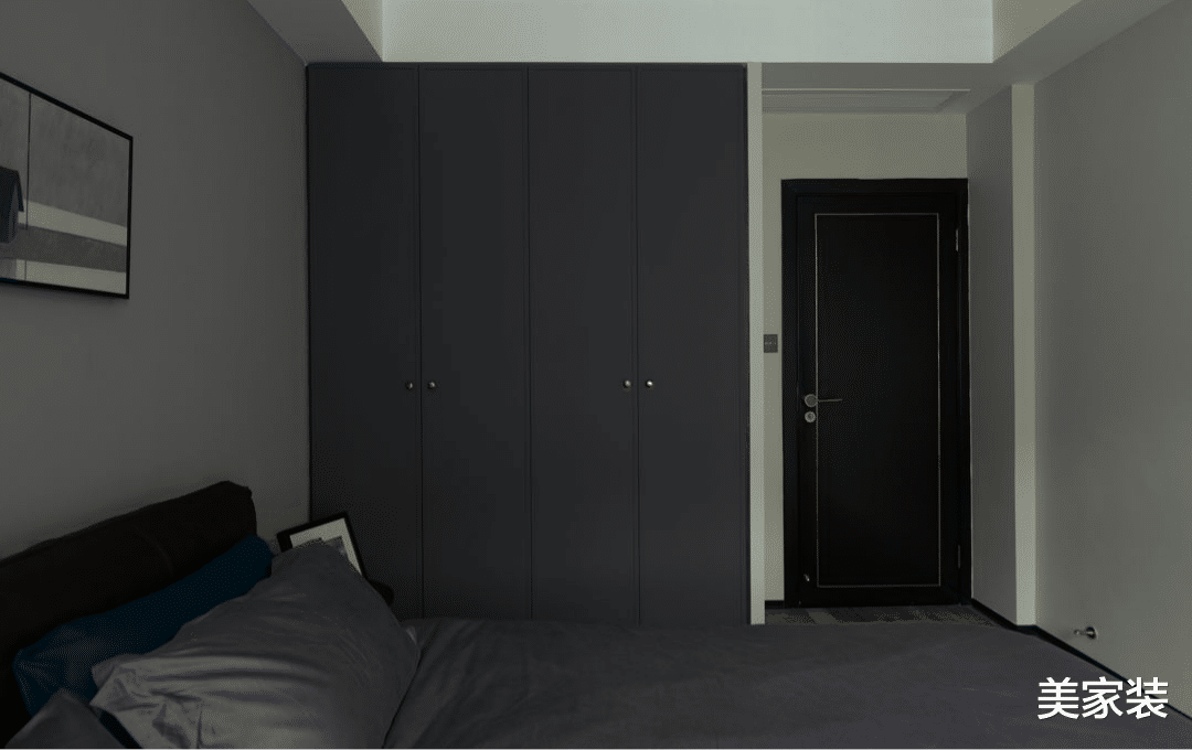 装修到一半的家,在硬装基础上添加软装,达到现代和古风的结合