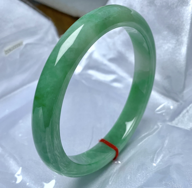 文玩|不熟悉翡翠手镯的人,可以选这几款手镯,价格实惠又是满绿