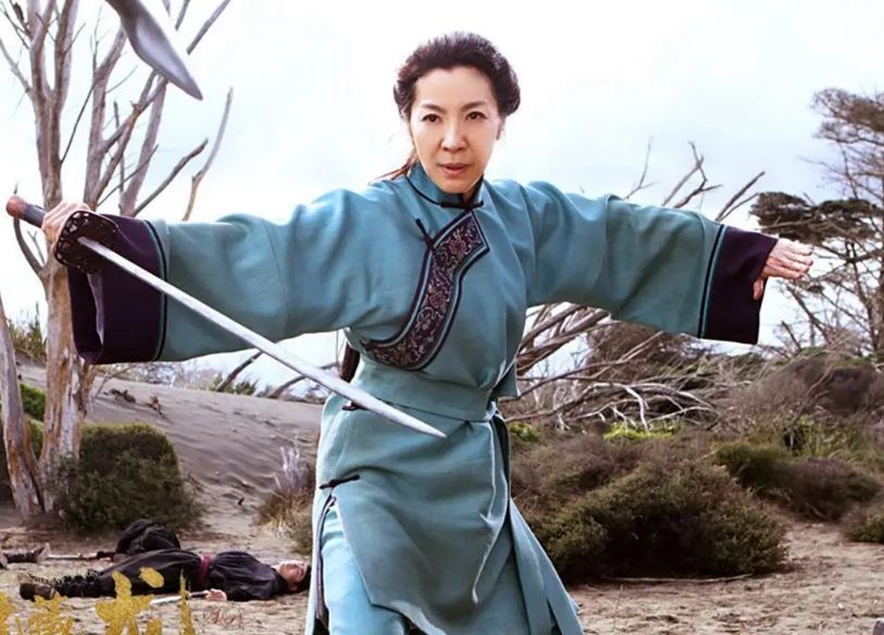 杨紫琼|洛杉矶偶遇杨紫琼,穿搭时尚被赞有气质,皮肤紧致看不出年龄