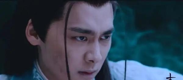 李易峰|《镜双城》李易峰入行十三年变化大不，凭借“颜值自信”取胜