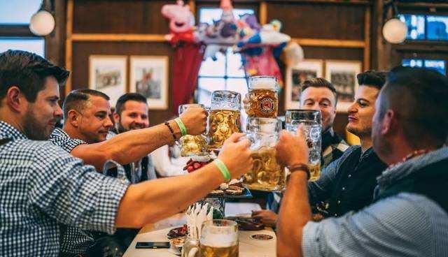 聚会|上班时与同事相处融洽，下班后却从不会联系，这种人是怎么想的