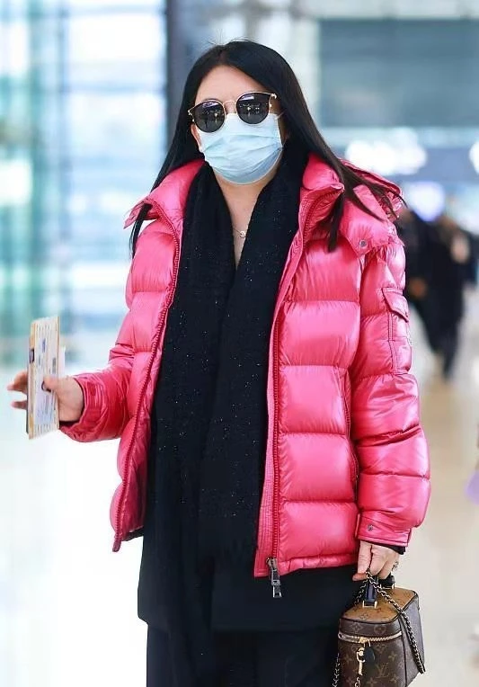 粉色|李湘离婚后人都变年轻了！穿粉毛衣难得少女一回，还戴鸽子蛋炫富