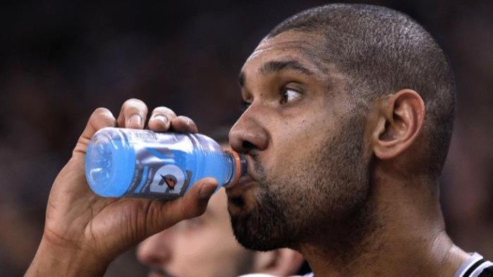 篮球|NBA巨人喝水瞬间！庄神直接用桶，姚明如同喝口服液，反差明显