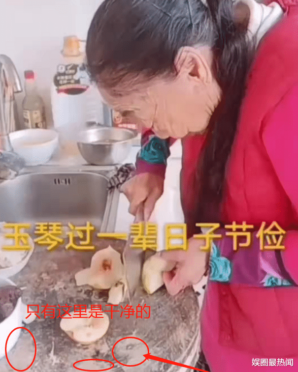 李玉成|太邋遢!85岁马玉琴做饭,菜板常年不换污垢成片,网友:好恶心