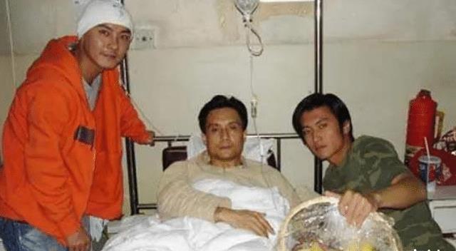 王伯昭|“白龙马”王伯昭：曾被谢霆锋打到住院，44岁和妻子街头卖卤菜