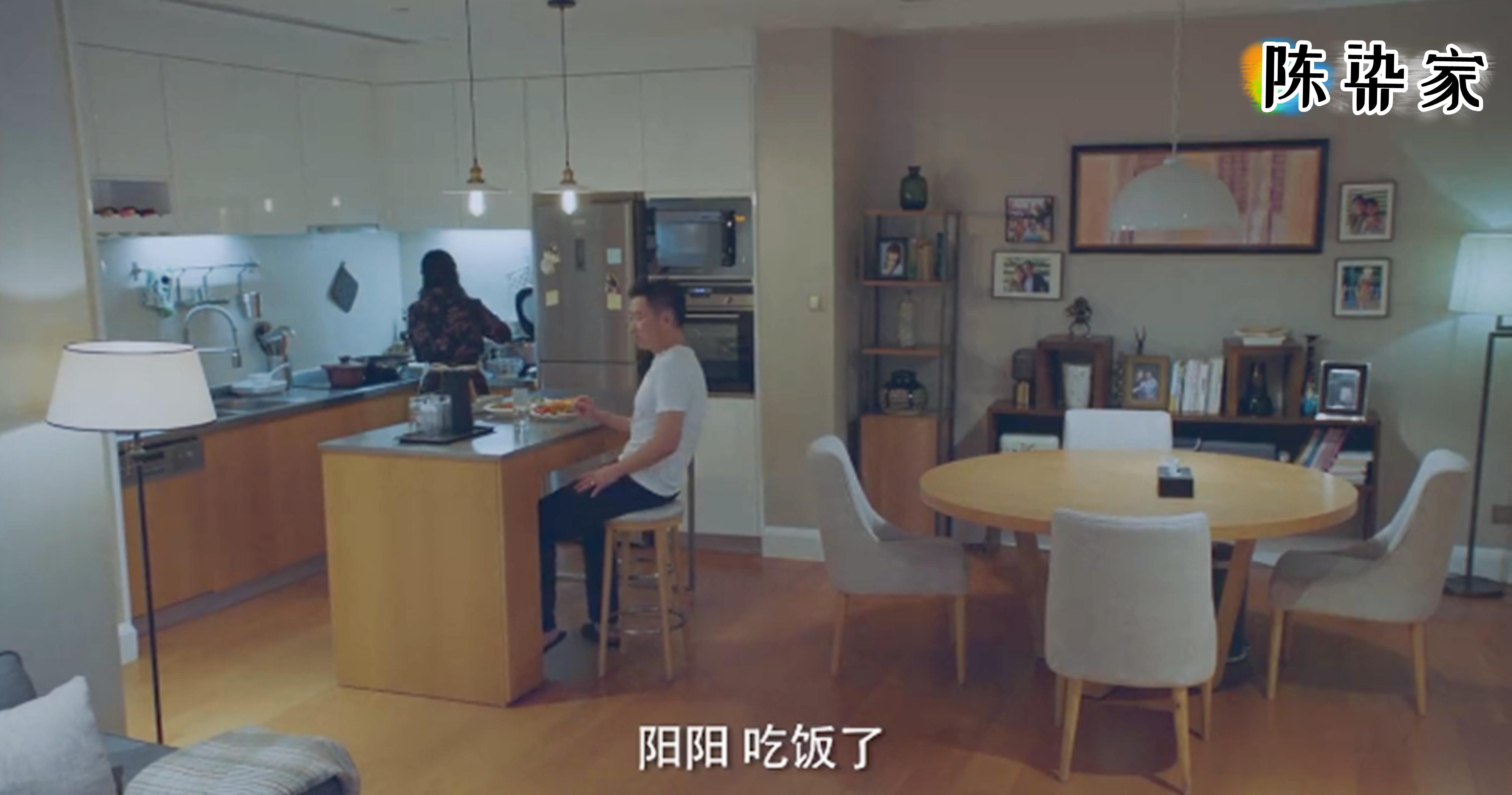 跟许婕的家一比,陈染家才是大多数家庭的样子,简单温馨有烟火气