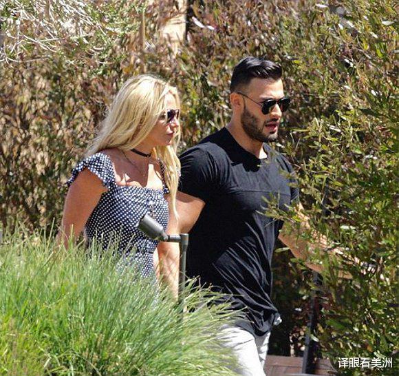 布兰妮·斯皮尔斯|布兰妮分享了失子后的快乐时刻,在海滩上摆出各种时尚比基尼姿势