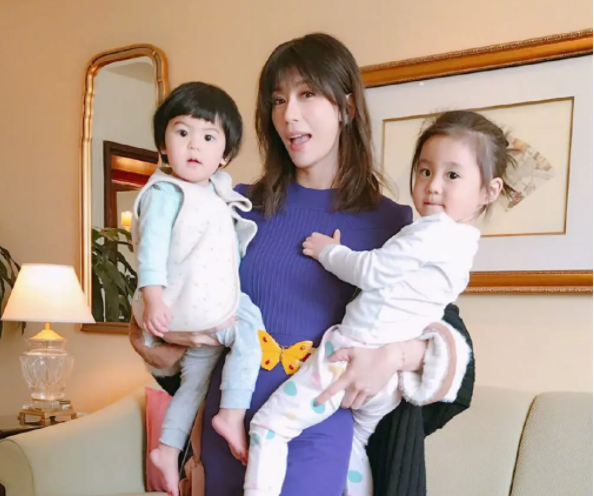 黄磊|2009年，黄磊收到贾静雯发的一条暧昧短信他生气地回应：“你有精神病吗？”