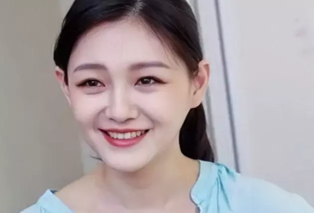 大S|老具做完财产公证3天，晒比基尼美女合照疑泄愤，大s哭问自己算啥