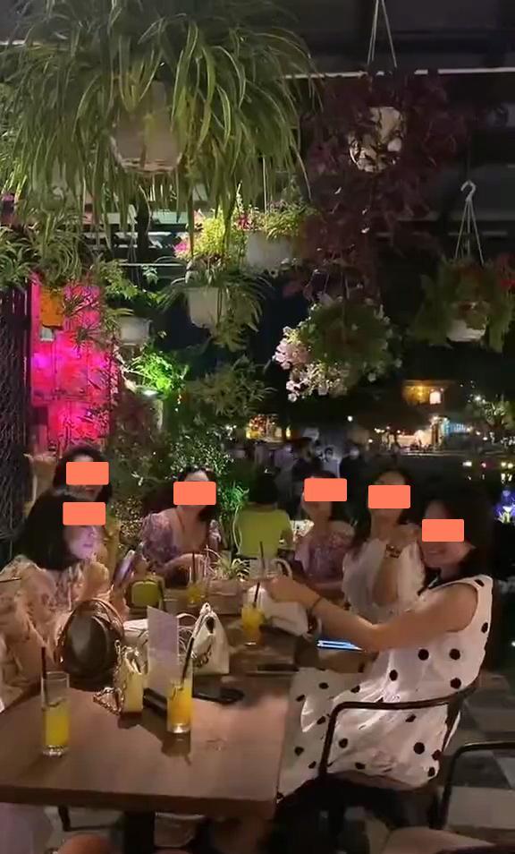 男生应聘酒吧招待,被老板连连称赞,老板:你能吸引来众多女顾客