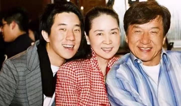 成龙|成龙现身国外参加活动,被外国女演员不断灌酒,笑容满面关系亲密