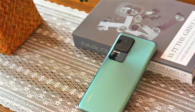 卢伟冰|卢伟冰爆发，2K柔性屏+天玑8100+超长续航，真香中端机跌至2199元