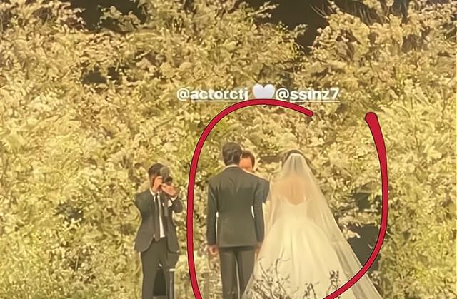 伴娘团|朴信慧婚礼现场镜头:主婚人戴口罩出席,伴娘团也戴口罩拍照