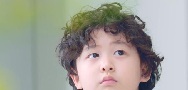 月亮姐姐|月亮姐姐:坐在豪宅分享育儿经,首次带5岁儿子通过央视新闻出镜