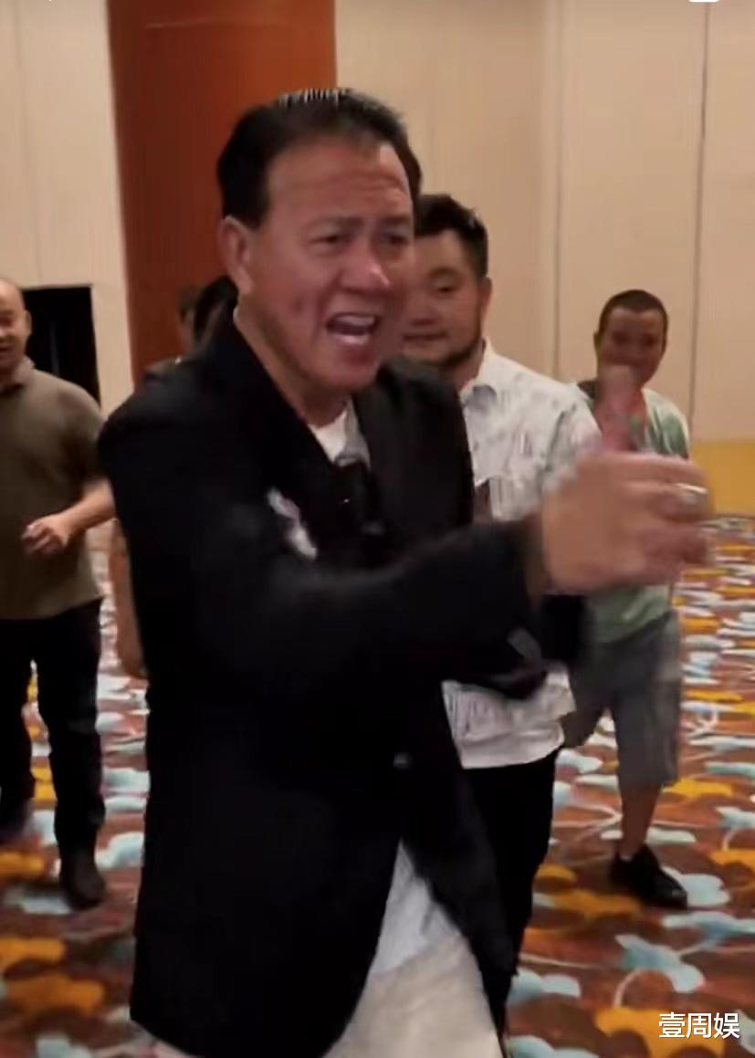 万梓良|64岁万梓良近况曝光，在酒店摔倒被4人搀扶，网友：好像喝多了！