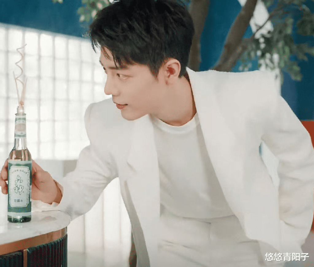 肖战|肖战青岛啤酒官宣图太保守,粉丝:5G就是快,已经穿上秋冬装了!