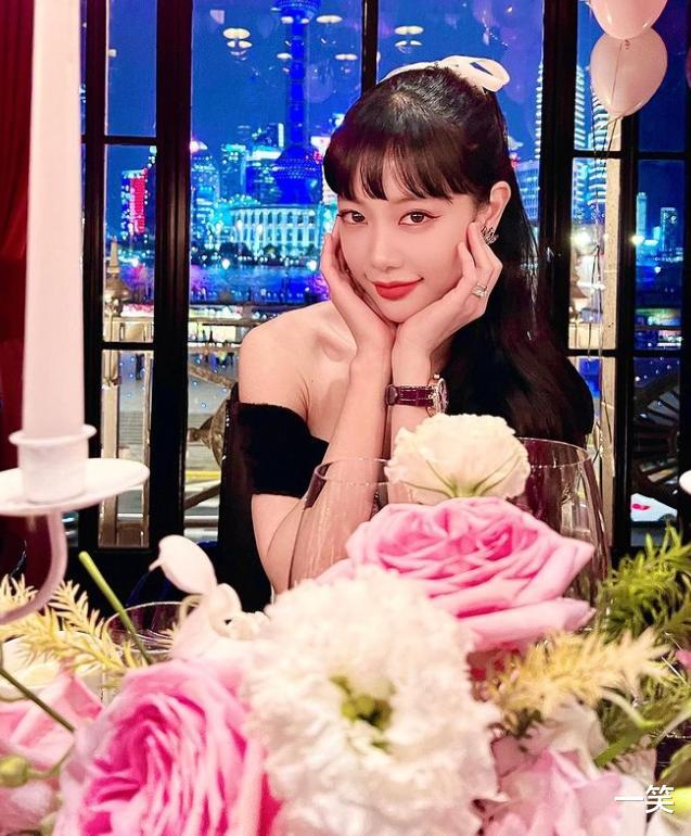 张少华|亚洲第一美女克拉拉晒照庆生，老公视角下戴婚戒秀恩爱，浪漫十足