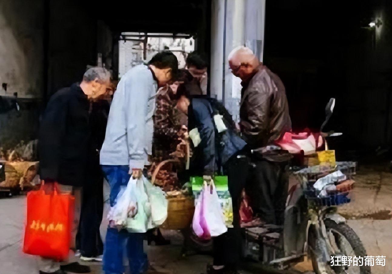 1999年江苏小伙救落水女,拒绝酬谢,一年后状告女孩全家索赔26万