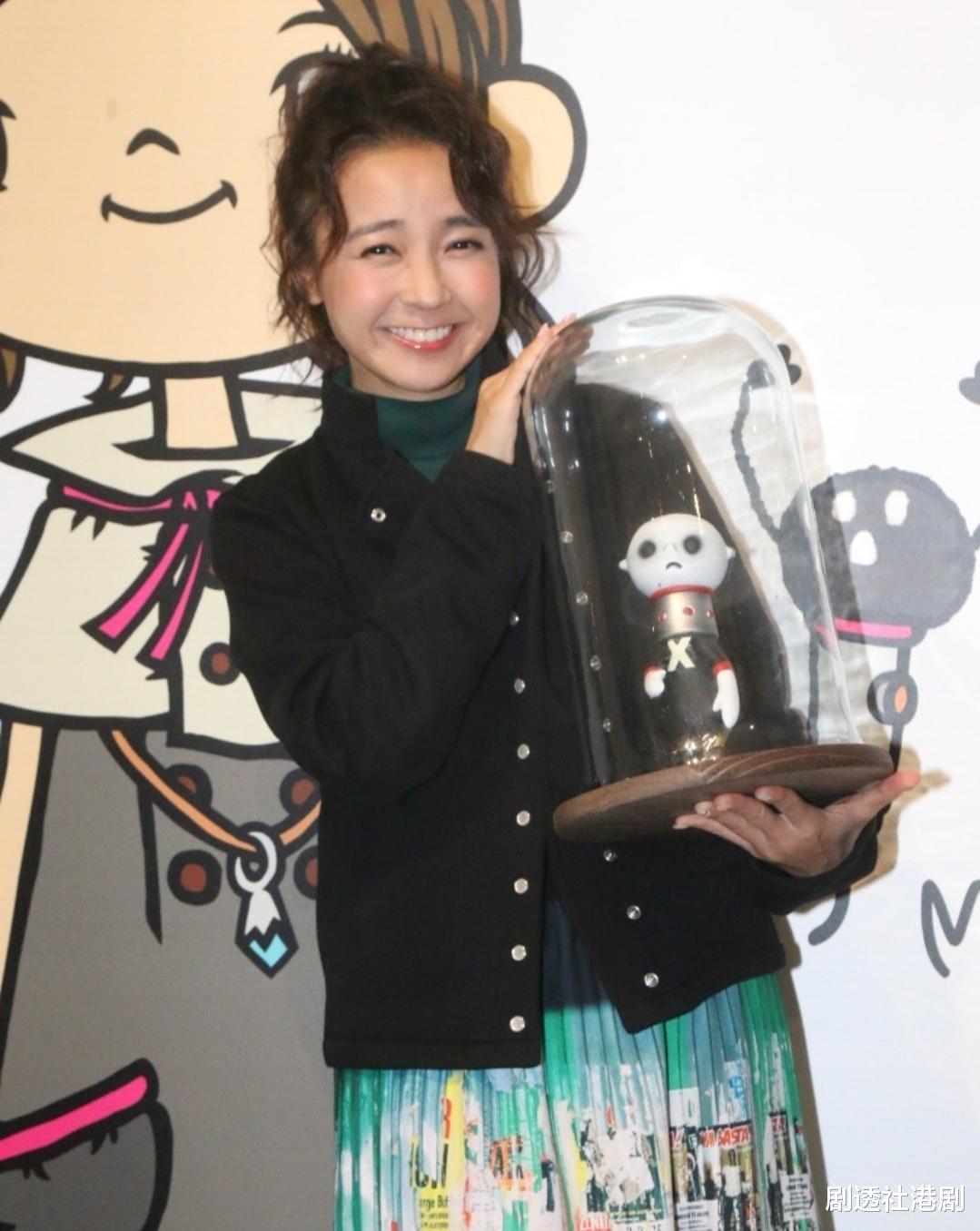 黄山怡|解相思之苦！香港女歌手专程飞日本会圈外男友，更首晒与对方合照