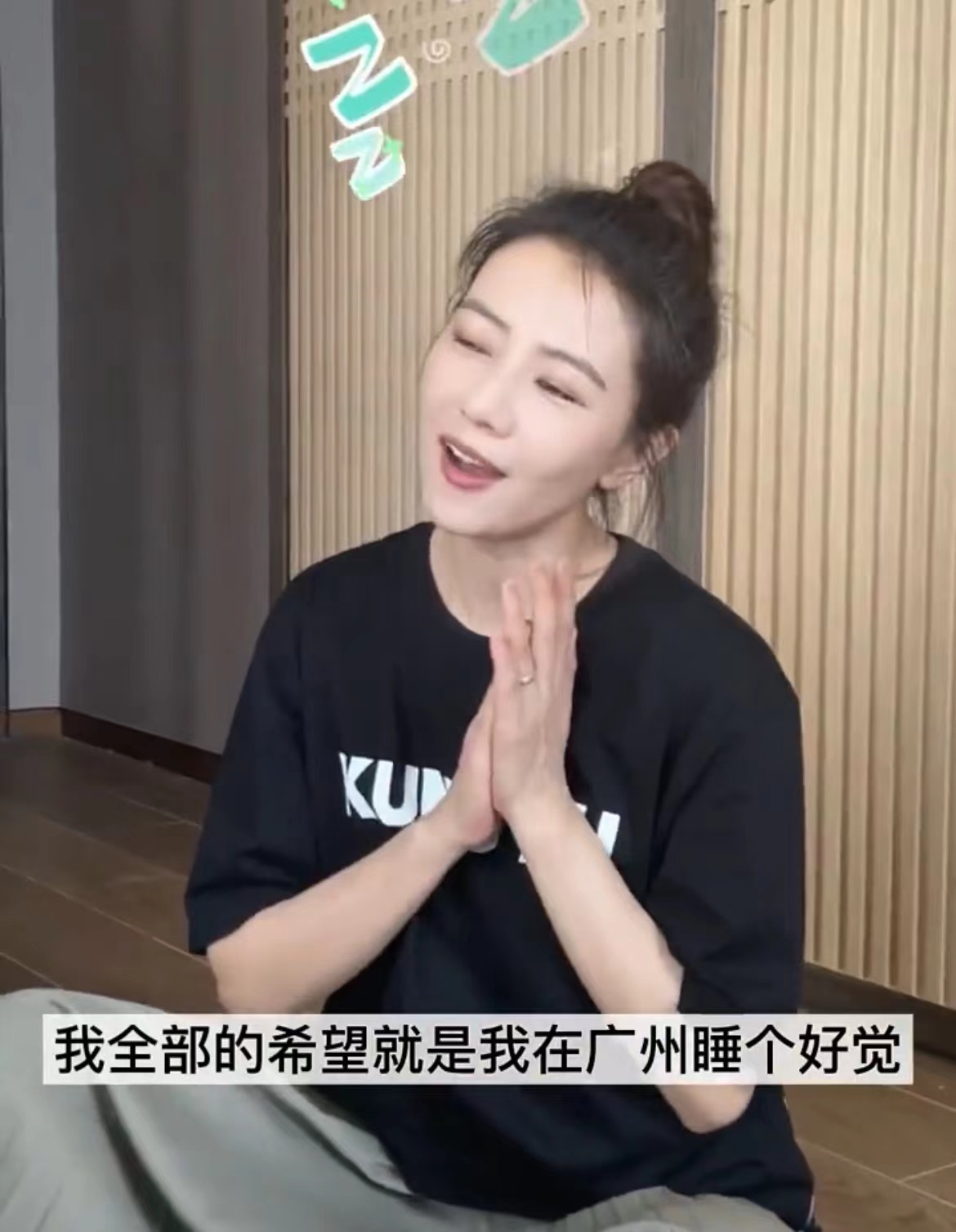 高圆圆|高圆圆出差工作忙碌，捂胸叹气略显疲惫，公开行李箱刷新消费认知