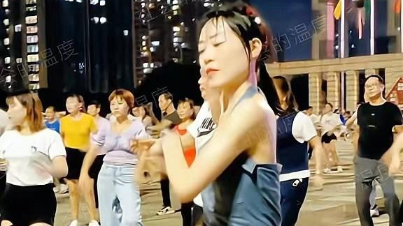 广东一女子跳广场舞纪实，跳得大汗淋漓，裙子都被汗水打湿了
