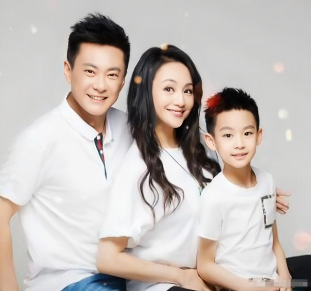 曹颖|48岁前央视主持晒儿子写真，五官精致似建模脸，颜值气场不输妈