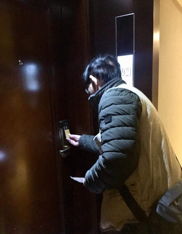 案例:男子看成人视频看到自己老婆,场景竟是自己家中卧室