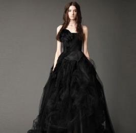 设计师|王薇薇:72岁身家过亿,皮肤白皙身材如少女,跟小男友相爱7年