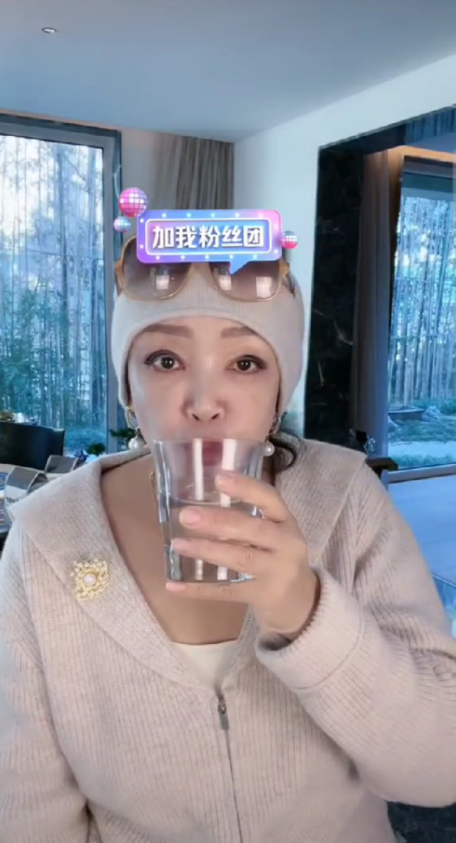 张兰|张兰感染新冠仍坚持直播，分享症状全身酸痛，工作人员也都中招了！