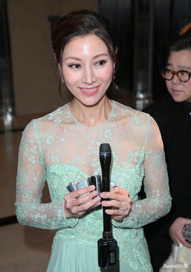 贾玲|李嘉欣挺会扮嫩的，穿薄荷绿薄纱裙挡不住身材，身高直逼老公