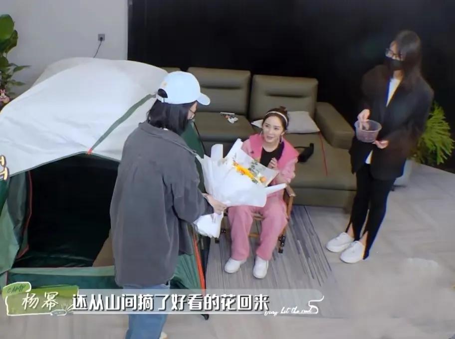 杨幂|求杨幂别再扮嫩了！35岁穿一身露肚脐芭比粉，法令纹嘴角纹没眼看