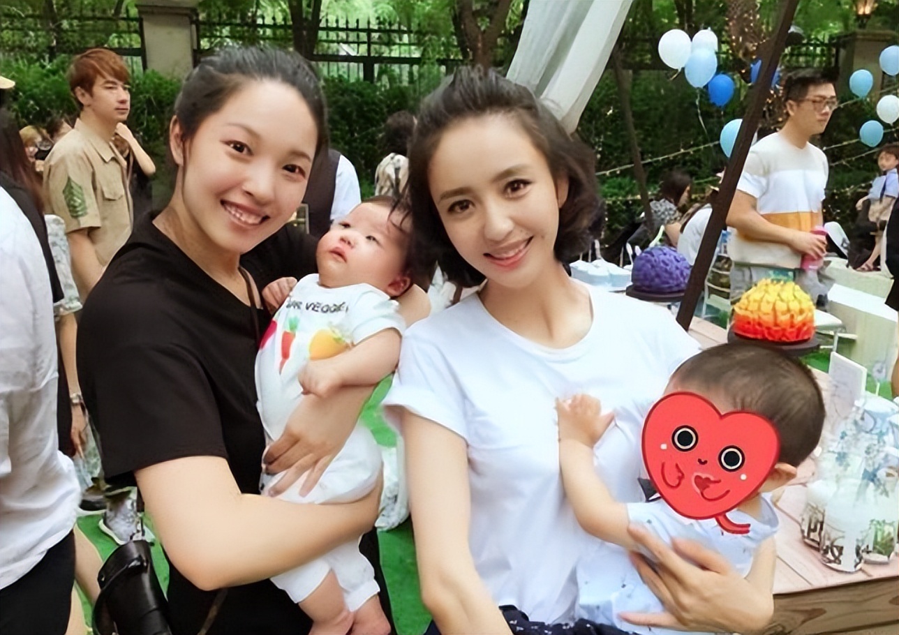 霍思燕|丫丫失婚后露面带娃,不避嫌为前夫整理衣服,朵朵与霍思燕女儿玩耍