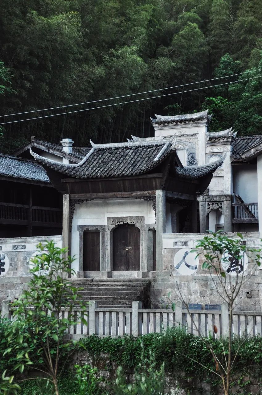 |久等了！中国罕见的“地铁式”旅游高铁正式通车，沿途好看好玩又好吃！