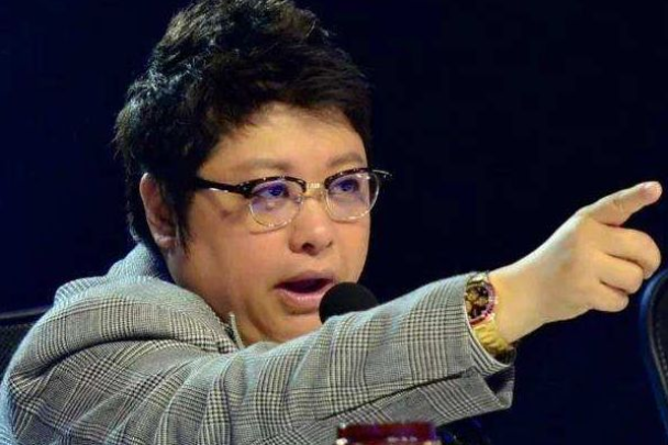 董卿|韩红怒批董卿，“门外汉不懂别乱说”，董卿强势回怼韩红尽显情商