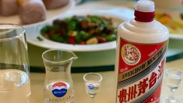 河北老父亲，平日捡垃圾糊口，儿子却开奔驰喝茅台，网友：不孝子