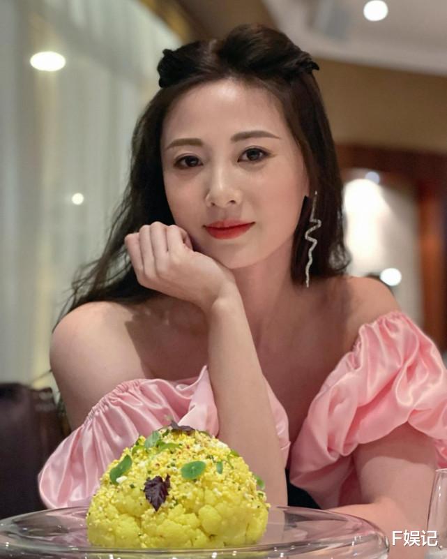 朱晨丽|朱晨丽开心分享在家与春节年花合影 出道3年已在香港买房自住