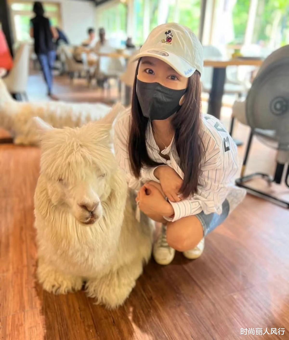 林心如|46岁林心如戴5岁女儿的发卡，毫无违和感！素颜穿休闲装，变少女