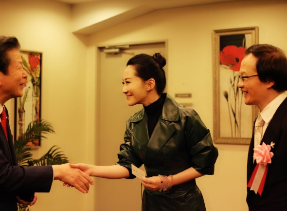 卫衣 许晴逆天了,披散着短发穿粉红卫衣性感时尚又撩人,很有魅力