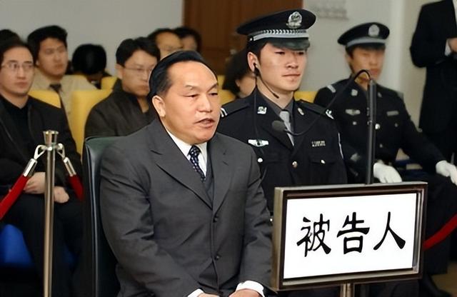 此时身居高位的李嘉廷逐渐暴露了他贪财好色的一面,而妻子王骁更是