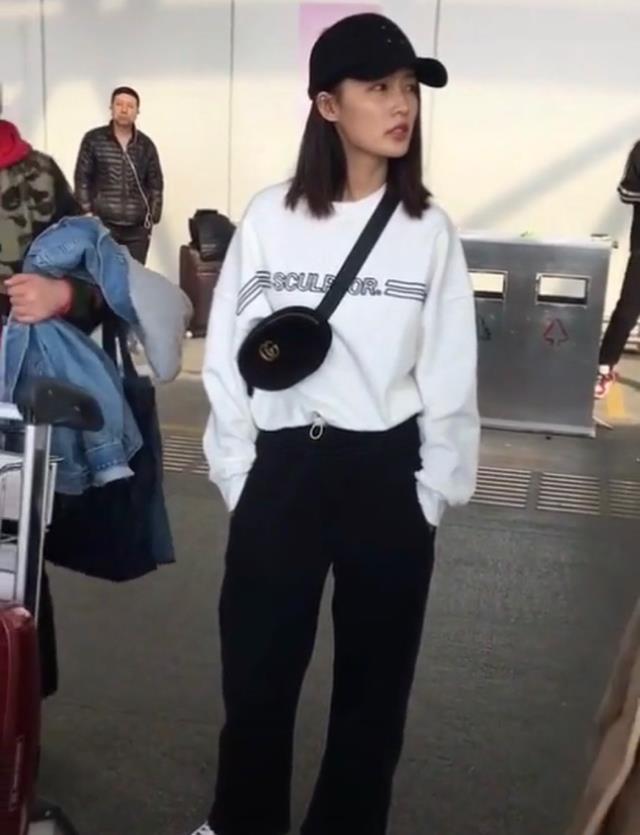 李沁|李沁路边等车，皮肤黝黑双手插口袋，少了“滤镜”庇佑像路人