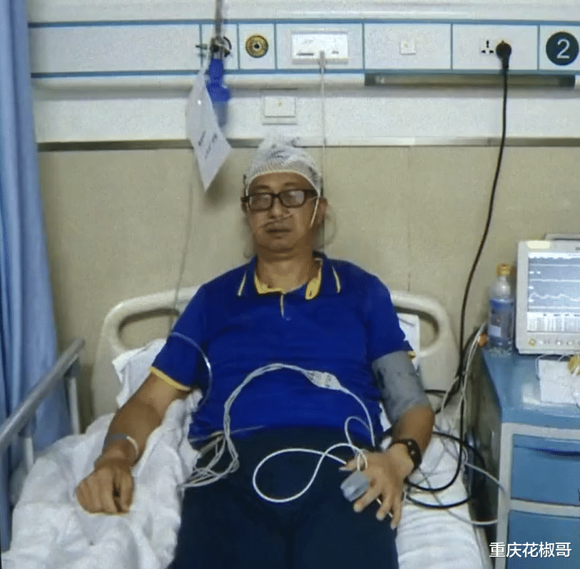 事发在重庆一天桥附近,现场1人被砸进医院,警方已介入